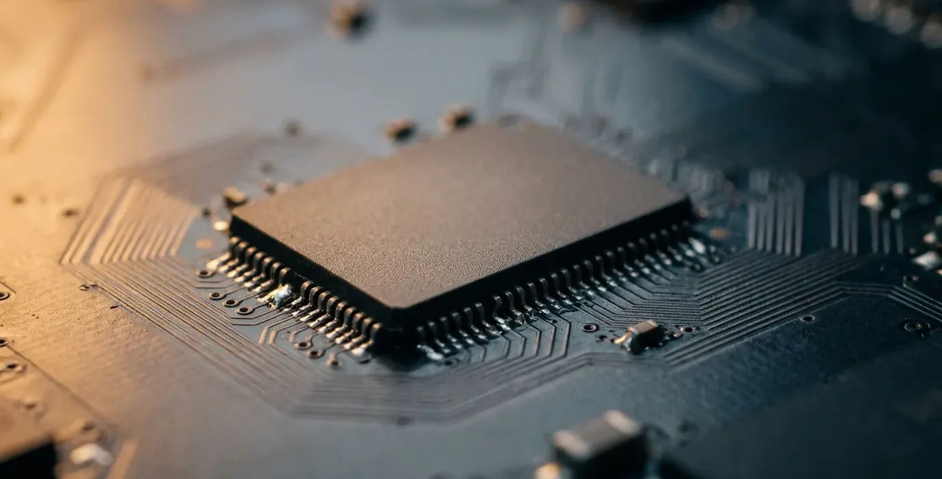 Vue macro sur une puce de mémoire soudée à une carte électronique